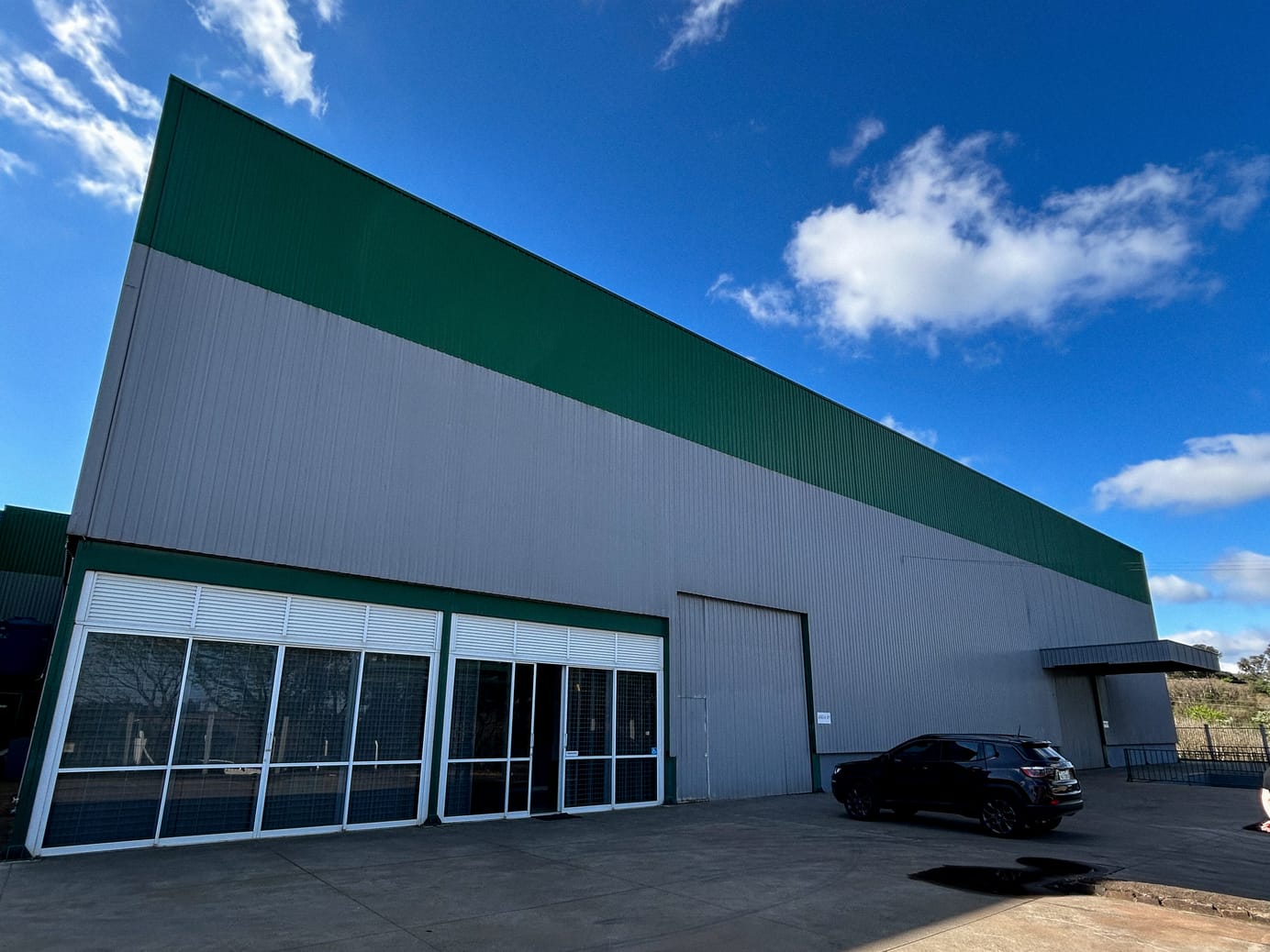 Imagem do prédio industrial em Chapecó, representando o crescimento e a força do setor industrial na região. 